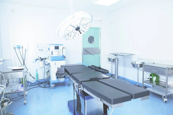 Intérieur de la salle d'opération dans la clinique moderne — Photo