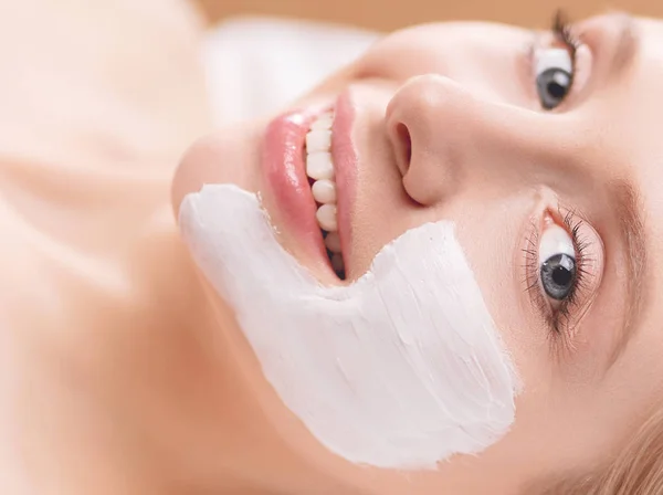 Spa ansiktsmask ansökan. Spa skönhet ekologisk ansiktsmask ansökan på dag spa salong. — Stockfoto