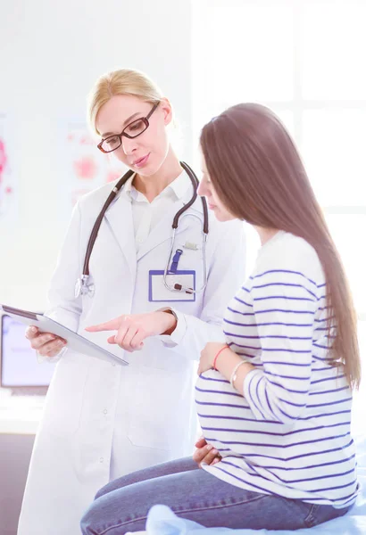 Schöne lächelnde Schwangere mit dem Arzt im Krankenhaus — Stockfoto