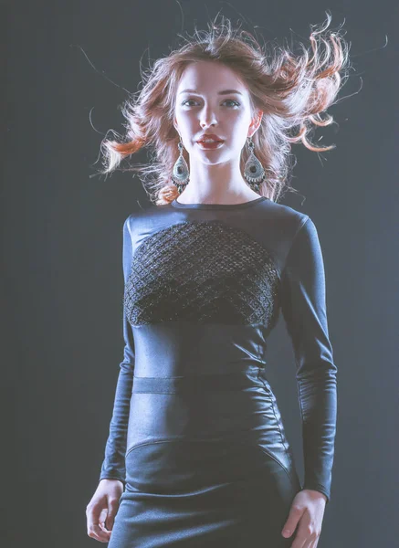 Retrato de moda de hermosa modelo chica con vestido negro — Foto de Stock