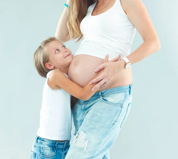 Femmes enceintes et fille heureuse . — Photo