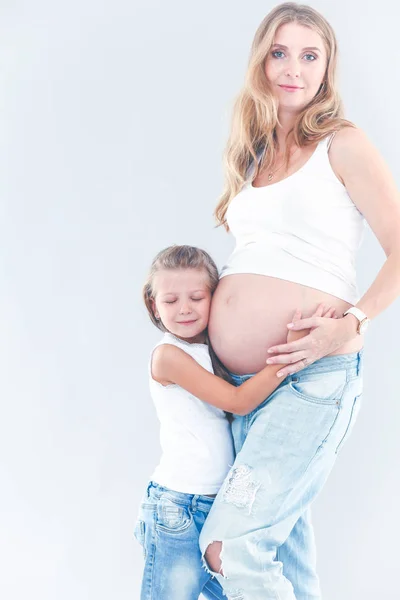 Беременные женщины и счастливая девушка . — стоковое фото