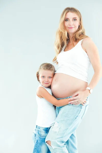 Pregmnant vrouwen en blij meisje. — Stockfoto