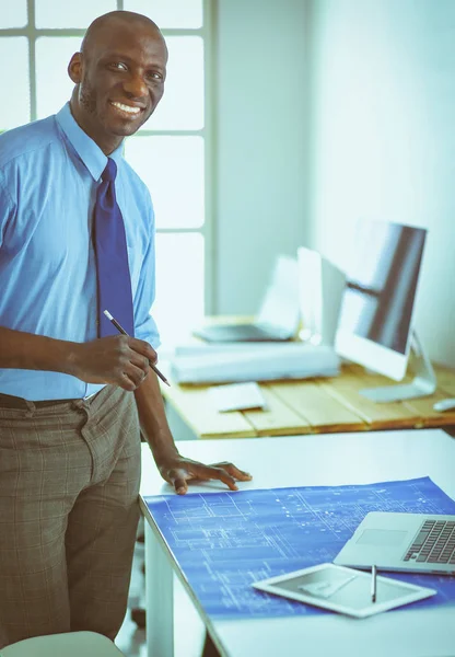 Afroamerikansk arkitekt som arbetar med datorer och ritningar på kontoret — Stockfoto
