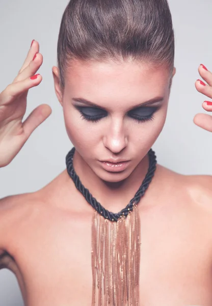 Retrato de una hermosa mujer con collar, aislado sobre fondo blanco. Retrato de una mujer hermosa. — Foto de Stock