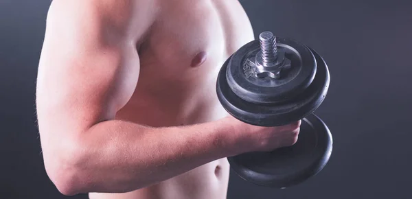 Bonito homem musculoso trabalhando com halteres — Fotografia de Stock