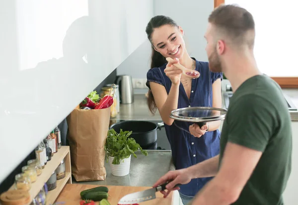 Paar kocht zu Hause gemeinsam in der Küche — Stockfoto