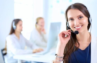 Ofiste dizüstü bilgisayarda çalışan çekici kadın. İş adamları