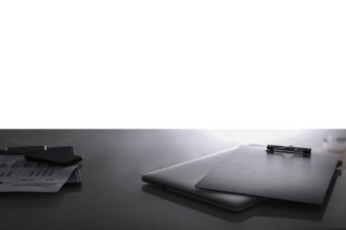 Bilgisayar ve ofis malzemeleriyle çalışma masası