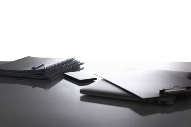 Beyaz arkaplanda dizin yığını olan dizüstü bilgisayar