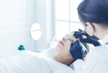 Mikroplu kaşlar güzellik salonunda akıyor..