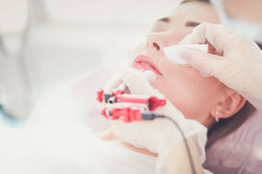 Kırmızı dudaklı genç bir kız kalıcı makyaj, mikro pigmentasyon