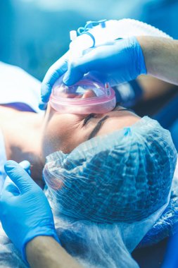 Ameliyathanede çalışan bir cerrah.