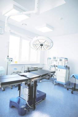 Modern klinikteki ameliyathane.