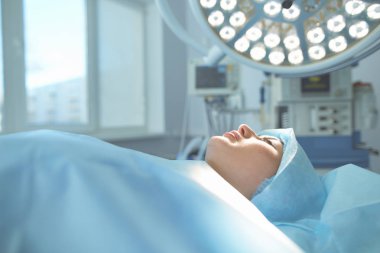 Ameliyathanede çalışan bir cerrah.