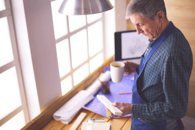 Ofisteki çizim masasında çalışan mimar