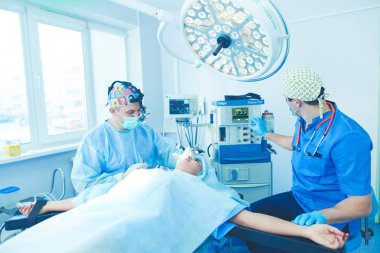 Ameliyathanede çalışan bir cerrah.