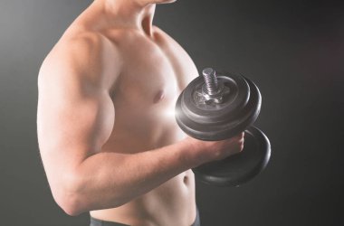 yakışıklı kaslı adam dumbell ile çalışma dışarı