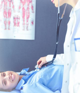 Doktor ve hasta masada otururken bir şey tartışıyorlar. İlaç ve sağlık hizmetleri kavramı