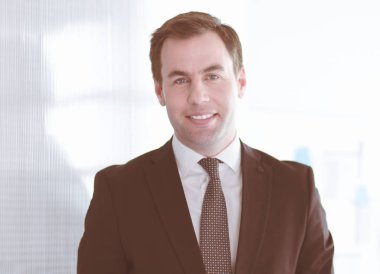 Dışarıda duran kendinden emin bir iş adamının portresi..