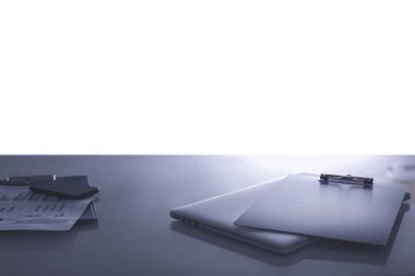 Bilgisayar ve ofis malzemeleriyle çalışma masası