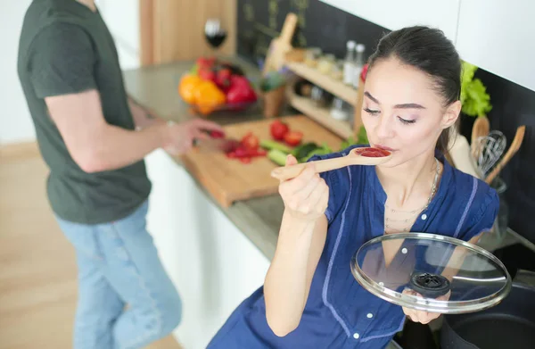 Pareja cocinando juntos en su cocina en casa — Foto de Stock