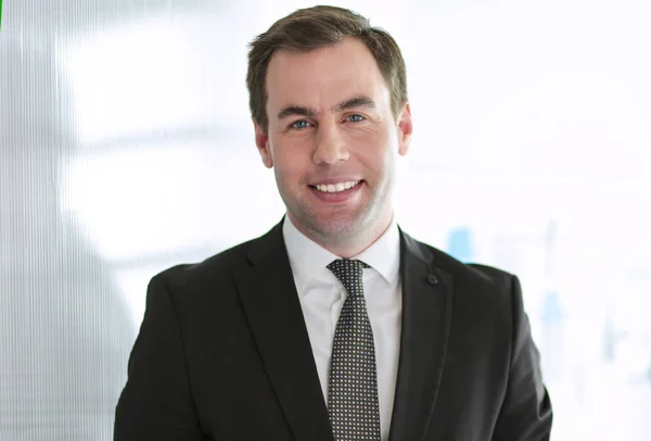 Portrait of a confident mature businessman standing outside. — Stock Photo, Image