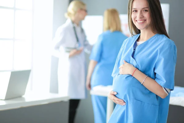病院の医者と一緒に美しい笑顔の妊婦 — ストック写真