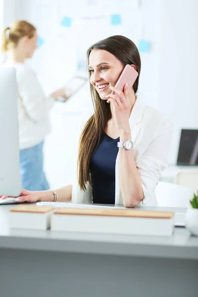 Donna d'affari attraente che lavora su computer portatile a ufficio. Uomini d'affari — Foto Stock