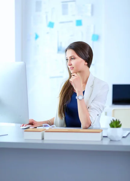 Atrakcyjny biznes dama działa na laptopie w biurze. Ludzie biznesu — Zdjęcie stockowe