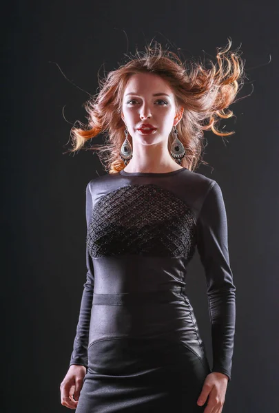 Módní portrét krásné modelky dívka na sobě černé šaty — Stock fotografie