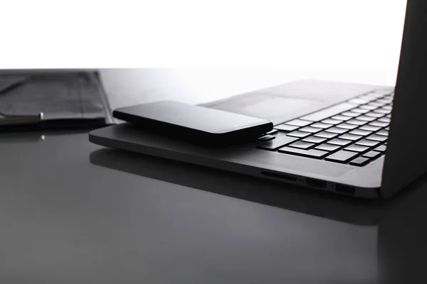 Stół biurowy z notebookiem, klawiaturą, inteligentnym telefonem i długopisem — Zdjęcie stockowe