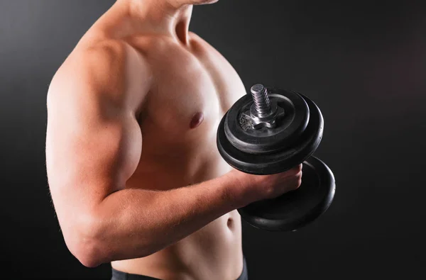 Hombre musculoso guapo haciendo ejercicio con pesas — Foto de Stock