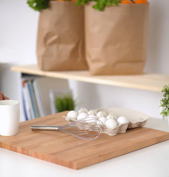 Produits, mélangeur et vue floue de l'intérieur de la cuisine sur le fond — Photo