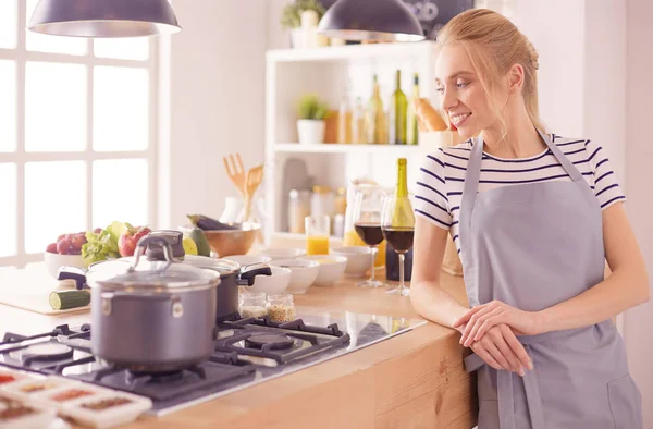Mulher bonita cozinhar na cozinha em casa — Fotografia de Stock