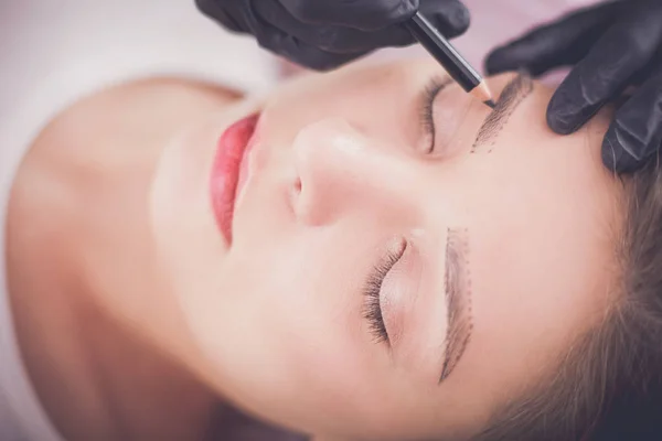 Kosmetolog stosujący stały makijaż na brwiach — Zdjęcie stockowe