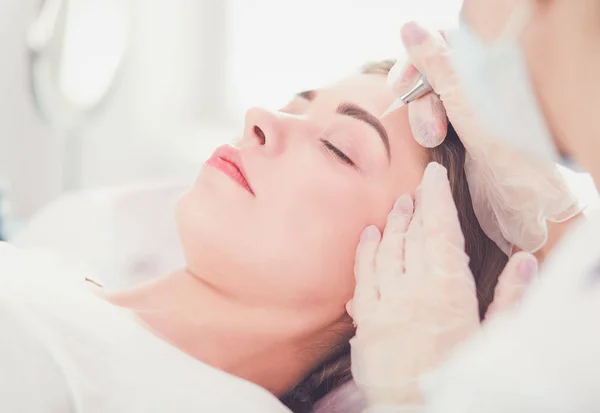 A young girl having red lips permanent makeup, micropigmentation — Stock Photo, Image