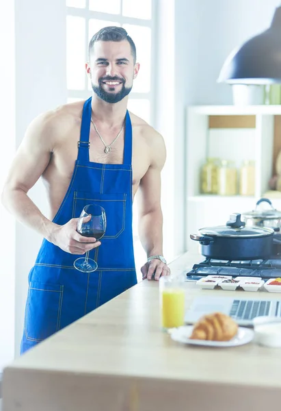 Hombre preparando comida deliciosa y saludable en la cocina casera —  Fotos de Stock