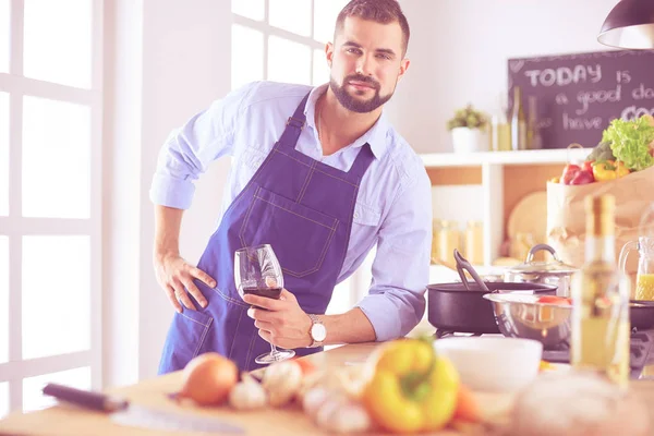 Man bereidt heerlijk en gezond eten in de huiskeuken — Stockfoto