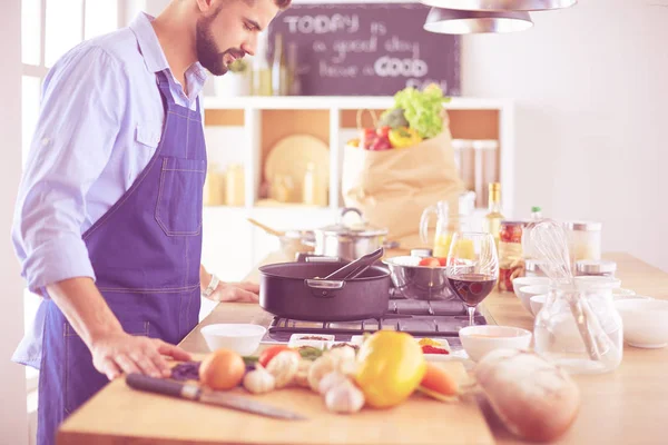 Uomo che prepara cibo delizioso e sano nella cucina di casa — Foto Stock