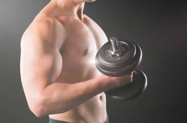 Hombre musculoso guapo haciendo ejercicio con pesas — Foto de Stock