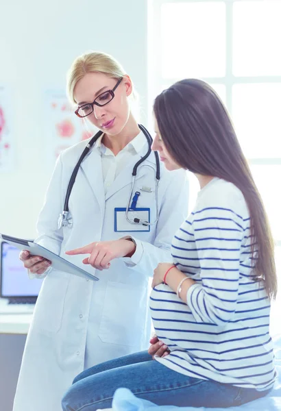 Schöne lächelnde Schwangere mit dem Arzt im Krankenhaus — Stockfoto