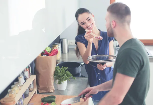 Bir çift evdeki mutfaklarında birlikte yemek pişiriyor. — Stok fotoğraf