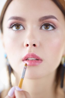 Makyaj için kozmetik toz fırça ile güzel kız. Makyaj. Mükemmel cilt için uygulama makyaj