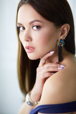 Profesyonel makyaj güzel genç kadın