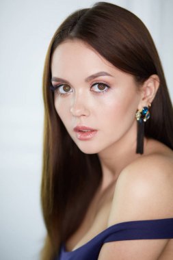 Profesyonel makyaj güzel genç kadın