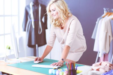 Moda tasarımcısı kadın stüdyoda tasarımları üzerinde çalışıyor..