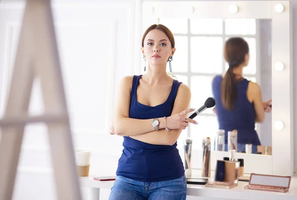 Menina bonita com escova de pó cosmético para maquiagem. Maquiagem. Maquilagem aplicando para pele perfeita — Fotografia de Stock