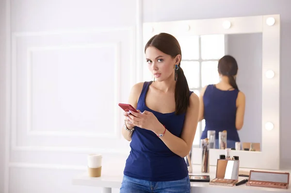 Kadeřnictví, použití a pohled na mobilní telefon — Stock fotografie