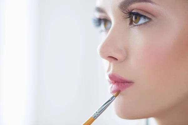 Mooi meisje met cosmetische poeder borstel voor make-up. Make-up. Make-up aanbrengen voor een perfecte huid — Stockfoto